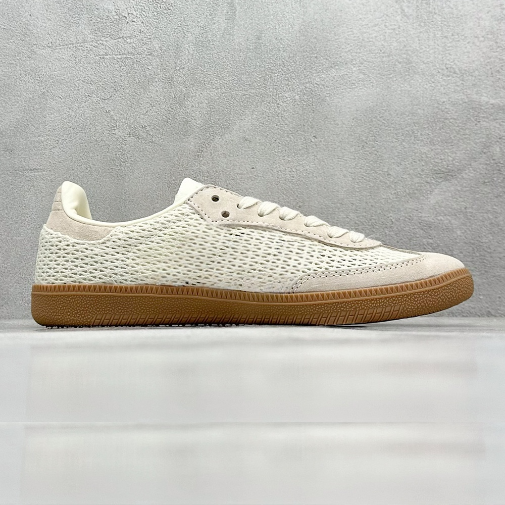 New rubber mesh breathable casual sports shoes have a shoe box