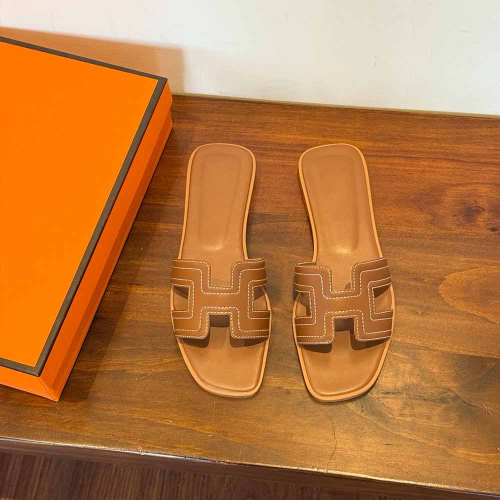 Women's New Fashion Joker Leather All-inclusive Embroidered Flat-bottomed Sandals Wearing Slippers.