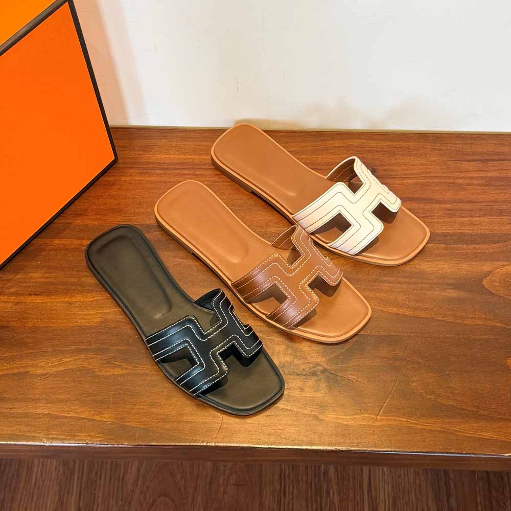 Women's New Fashion Joker Leather All-inclusive Embroidered Flat-bottomed Sandals Wearing Slippers.