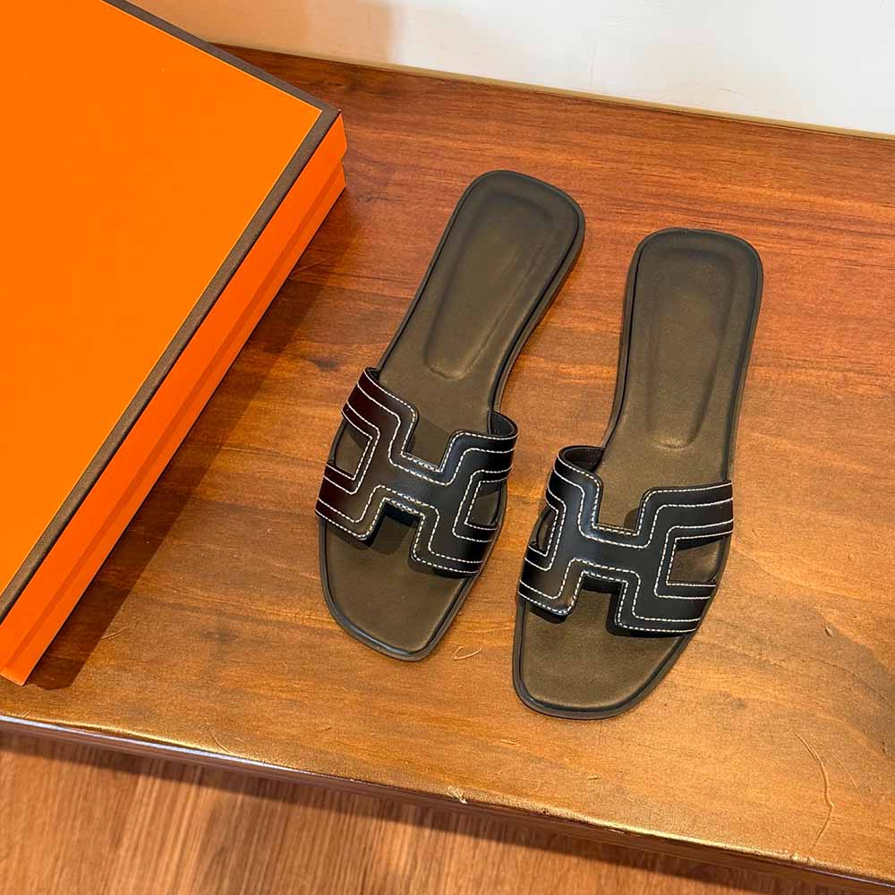 Women's New Fashion Joker Leather All-inclusive Embroidered Flat-bottomed Sandals Wearing Slippers.