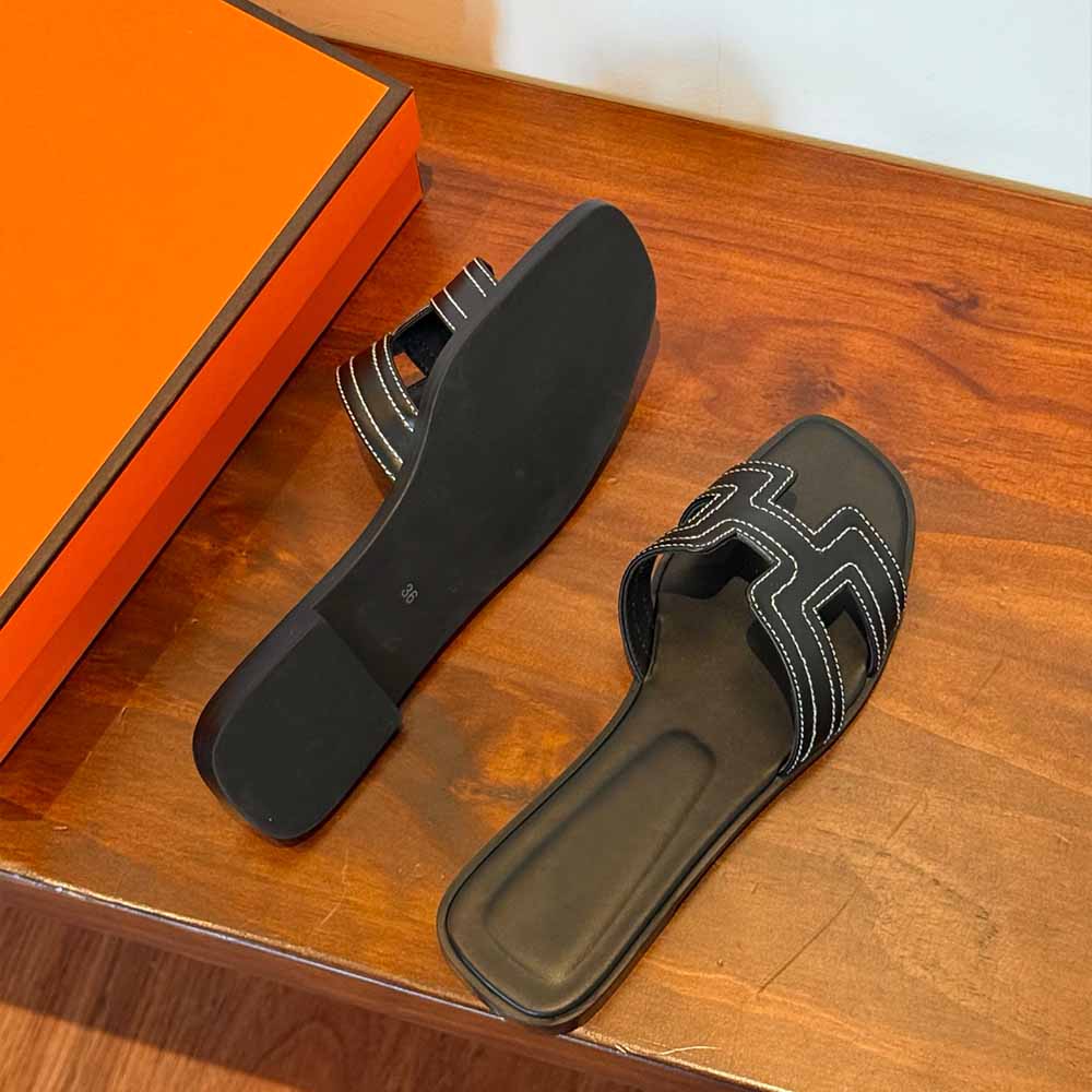 Women's New Fashion Joker Leather All-inclusive Embroidered Flat-bottomed Sandals Wearing Slippers.