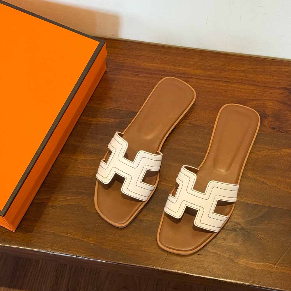 Women's New Fashion Joker Leather All-inclusive Embroidered Flat-bottomed Sandals Wearing Slippers.