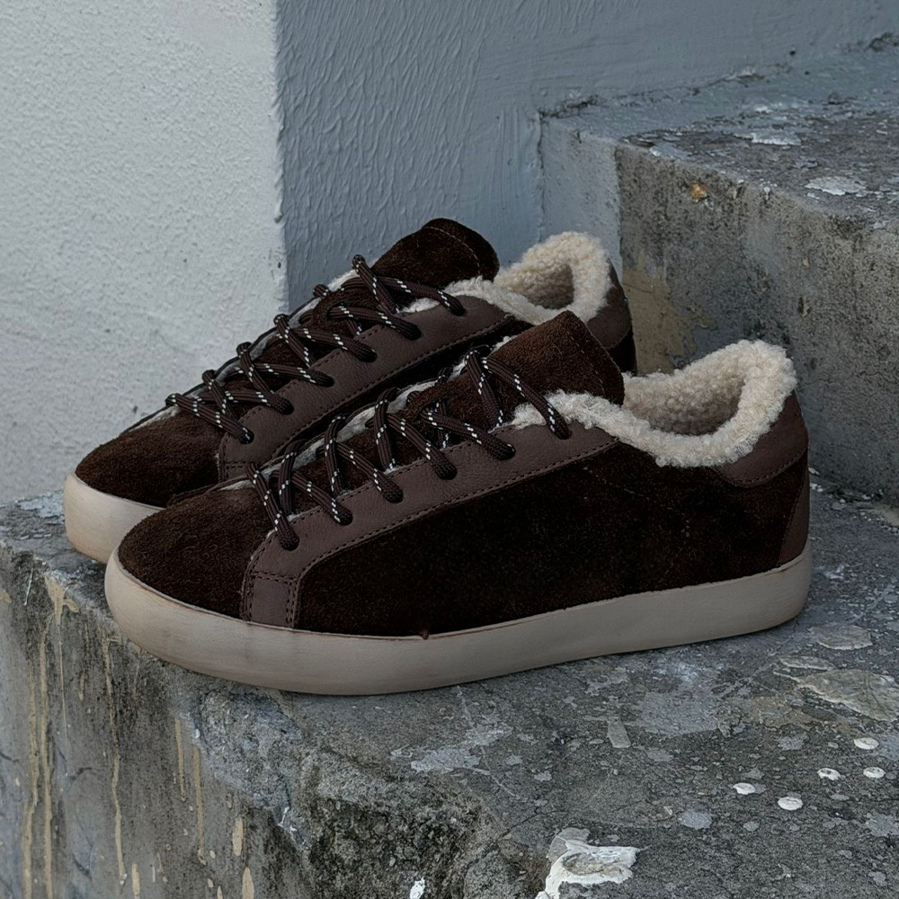 Women's new flat-bottomed lace-up casual shoes have a shoe box
